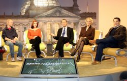 Junge Journalisten diskutieren mit Bundestagsvizepräsidentin Susanne Kastner und dem Präsidenten der Bundeszentrale für Politische Bildung im Fernsehstudio des Deutschen Bundestages.