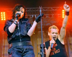 Anna R. und Peter Plate vom Berliner Pop-Duo "Rosenstolz" singen zum Auftakt ihrer ersten Open-Air-Tournee in Schwerin.