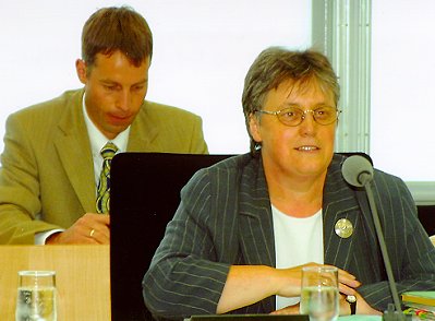Frau Heidemarie Lüth, MdB, Mitarbeiter des Sekretariats des Petitionsausschusses