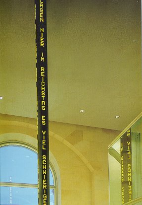Leuchtstele mit Blick auf Fenster