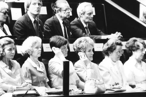 Die Diplomatenbühne des Deutschen Bundestages mit den Gattinnen (1982) Die Diplomatenbühne des Deutschen Bundestages mit den Gattinnen (1982)