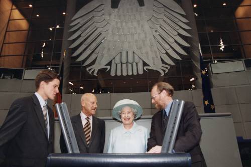 Bundestagspräsident Wolfgang Thierse empfängt Queen Elisabeth II. (2000) Bundestagspräsident Wolfgang Thierse empfängt Queen Elisabeth II. (2000)