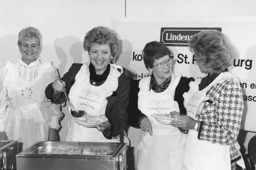 Bundestagspräsidentin Professorin Rita Süssmuth verkauft im Restaurant Neues Hochhaus am 23.1.1992 ein Maultaschen-Gericht. Bundestagspräsidentin Professorin Rita Süssmuth verkauft im Restaurant Neues Hochhaus am 23.1.1992 ein Maultaschen-Gericht.