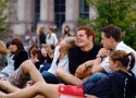 Jugendliche sitzen auf dem Rasen