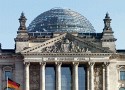 Über dem Portal: Dem Deutschen Volke