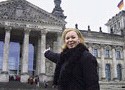Mitarbeiterin zeigt auf das Westportal