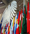 Während einer Tagung stehen im Plenarsaal des Bundestages die Fahnen der Mitgliedstaaten der Organisation für Sicherheit und Zusammenarbeit in Europa.