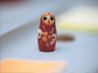 Matrjoschka-Figur auf dem Schreibtisch