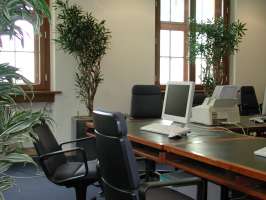 Internet-Cafe im Jakob-Kaiser-Haus mit Bürostühlen, Schreibtisch, Computer, Monitor und Pflanzen