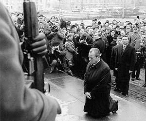 Fotografie: Am 7. Dezember 1970 kniet Bundeskanzler Willy Brandt am Mahnmal des Warschauer Ghettos nieder, um die Opfer des Nationalsozialismus zu ehren.