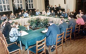Fotografie: Die Gesprächsteilnehmer des Runden Tisches