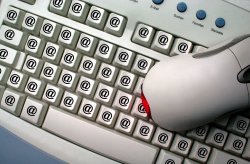 Foto: Maus und Tastatur, jede Taste ist mit einem AT-Zeichen bedruckt