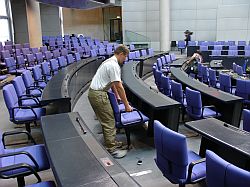 die Bestuhlung des Plenums wird der neuen Sitzverteilung angepasst