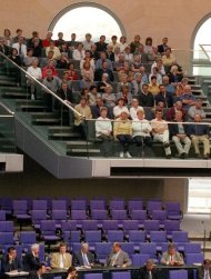 Foto: Besucher einer Plenarsitzung auf einer Tribüne des Plenarsaals, darunter sitzen Abgeordnete