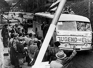 Bus passiert einen Grenzposten in den 50er Jahren.