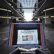 Bild: Eingeschweißtes Packet der Zeitung „Das Parlament”