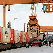 Bild: Containerwaggons mit Umzugsgut des Bundestages.