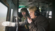 Vollständiges Bild der Lage: Die Ausschussvorsitzende Ulrike Merten im Bundeswehrhubschrauber über dem Kosovo