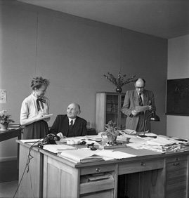 Arbeit im Büro: Der DP-Abgeordnete Wilhelm Heile (Mitte), rechts der spätere Bundesminister Hans-Joachim von Merkatz
