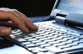 Hand am Laptop