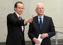 Vorsitzender Gunther Krichbaum (CDU/CSU), li., und Prof. Dr. Hans-Gert Pöttering, (re), Präsident des Europäischen Parlaments, Klick vergrößert Bild