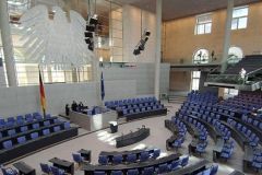 Blick ins Plenum mit Adler und Bundesflagge, Klick vergrößert Bild