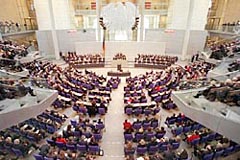 Foto mit Blick in den Plenarsaal des Reichstagsgebäudes während einer Sitzung des Deutschen Bundestages
