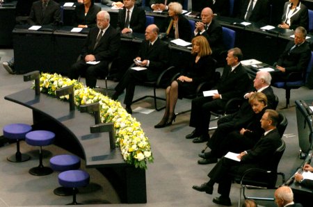 v.l.: Bundesratspräsident Carstensen, Bundestagpräsident Lammert Ute Barzel, Präsident Köhler, Altkanzler Schmidt, Kanzlerin Merkel