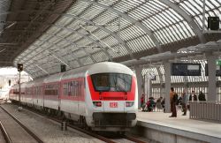 Im Bahnhof Spandau hält ein Zug des Fern- und Regionalverkehrs