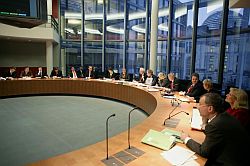 Ausschusssaal des Ausschusses für Wahlprüfung, Immunität und Geschäftsordnung, Klick vergrößert Foto
