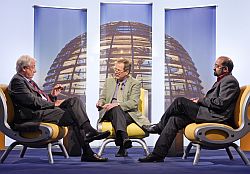 von links: Abgeordneter Joachim Stünker (SPD), Moderator Sönke Petersen und Abgeordneter Josef Philip Winkler (BÜNDNIS 90/DIE GRÜNEN) im Studio des Parlamentsfernsehens