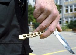 Mann hält ein Butterfly-Messer in der Hand
