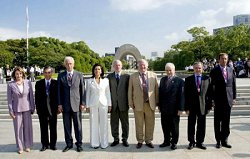 Bundestagspräsident Lammert (Mitte) mit Parlamentssprechern der G8 Staaten in Hiroshima, Klick vergrößert Bild