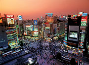 Blick auf einen belebten Platz in Tokio im Abendlicht...