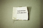 Bild: Zettel mit der Aufschrift: Bitte kein Handtuchpapier in die WC-Becken werfen.