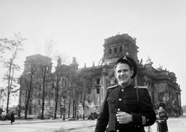 Chaldej: Sowjetischer Soldat im Mai 1945. Chaldej: Sowjetischer Soldat im Mai 1945.
