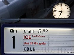 Eine Tafel weist auf dem Hauptbahnhof in Freiburg auf die verspätete Abfahrt eines bestreikten ICE-Zuges hin.