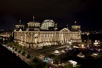 Blick von oben auf das illuminierte Reichstagsgebäude.