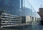 Artikel 3 des Grundgesetzes auf einer Glaswand im Regierungsviertel