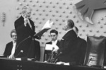 Bundeskanzler Kiesinger (links) bei seiner Vereidigung durch Bundestagspräsident Eugen Gerstenmaier (rechts) im Deutschen Bundestag.