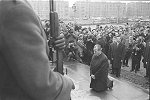 Bundeskanzler Willy Brandt gedenkt nach der Kranzniederlegung mit einem Kniefall vor dem Mahnmal der Opfer des Warschauer Ghetto-Aufstandes gegen die Nationalsozialisten.