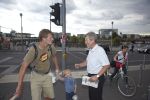 Wolfgang Wieland verteilt auf dem Vorplatz des Berliner Hauptbahnhofs Wahlkampf-Zeitungen.