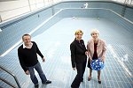 Dr. Eva Högl (Mitte) im Schwimmbad.