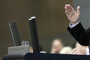 Redner am Pult macht Geste